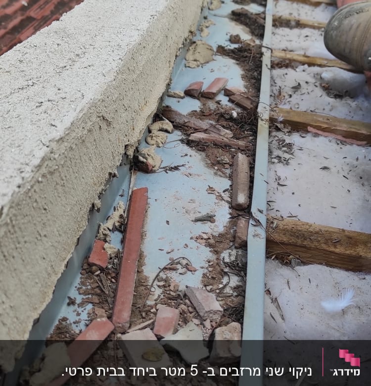שברי רעפים ואבק על גג עם קורות עץ